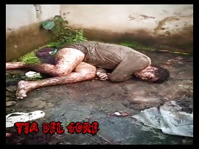 Dead man in the yard of his house - La Tía Del Gore 