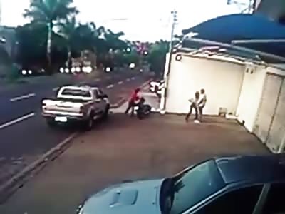 Thieves try to rob people until... bikes and cops