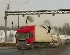 Russia: Truck Hits a Platform, His Worker Dies