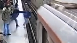 In Moscow, A Teenager Was Pushed Onto the Rails In the Subway