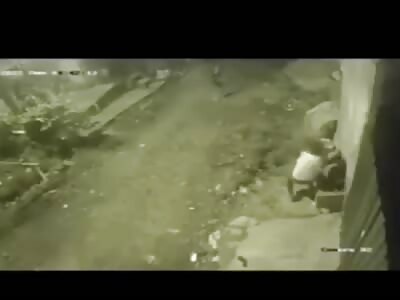 Man defends himself with cement blocks against thieves in Ecuador.