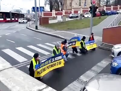 Pro Ukrainian Protesters Get Beat Up