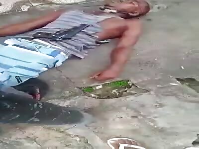 Thief tries to rob bus with toy gun and is lynched