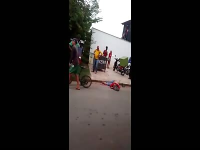 Motorcyclist crushed and his friend is injured.