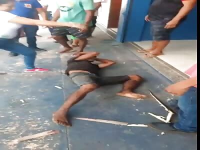 Thief lynched and thrown in the middle of the street