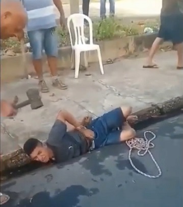 Thief Brutally Knocked With Hammer (Full Video) 