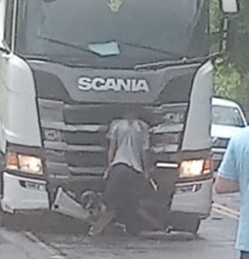 Motorcyclist Ends His Life By Clinging To The Scania Truck