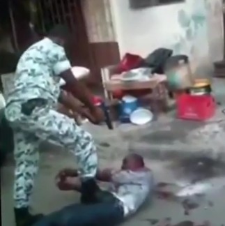 Alleged Thief is Beaten and Executed by Police in Front of the Crowd
