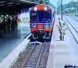 Another Angle of the Brutal Suicide by Train Featured on the Site Days Ago (Watch Slow motion) 