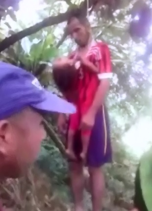 Shock Video shows a Father Suicide with his Dead Daughter Dangling with Him 