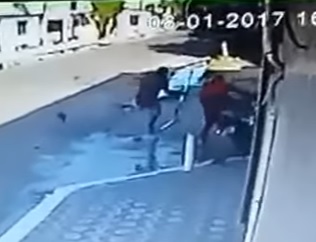 Wtf...One Legged Man Thug Attempts to Rob 2 Men..It gets Quite Entertaining 