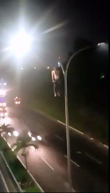 Crazy Suicide caught on Camera....Kills Himself from a Tall Street Light