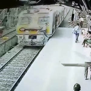 New Suicide shows 35 Year Old Man Kill Himself by Train (Watch Slow Motion)