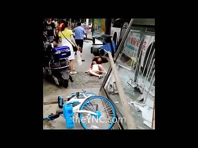 Shock Video and Aftermath shows Bus Hit Pedestrians at Bus Stop (watch Aftermath) 