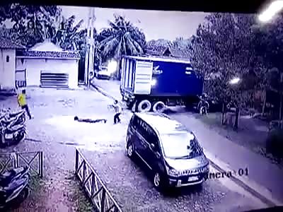 Man tries to stop a truck and has his leg crushed by it - cctv