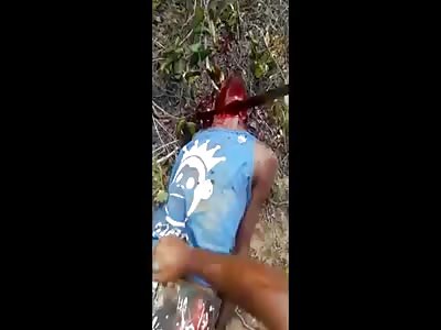 GANG  BEHEADING EXECUTION BY MACHETE GRAPHIC VIDEO