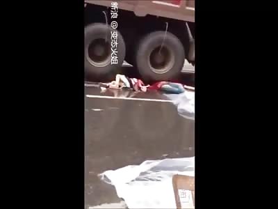 Two dead woman crushed by a huge truck