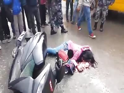 motorcyclist woman dies with his head crushed by a truck