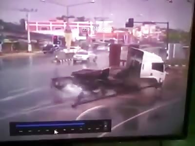 Brutal accident: Truck smashes into motorcycles at Thailand (Watch Second Angle) 