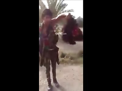 Kurdish Soldier Beheaded The Corpse Of A Member Daesh
