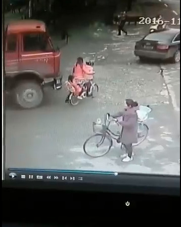 SHOCKING : Mother and Daughter on Bicycle Crushed by a Truck