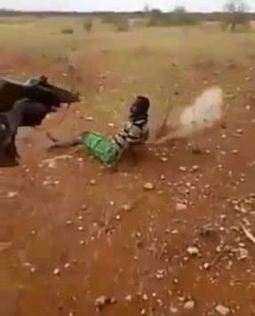 Kenyan Soldiers Execute Somali Al-Shabaab Fighter Planting IED
