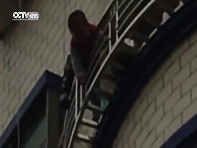 TODDLER FALLS FROM FIFTH FLOOR SAVED IN SOUTH CHINA