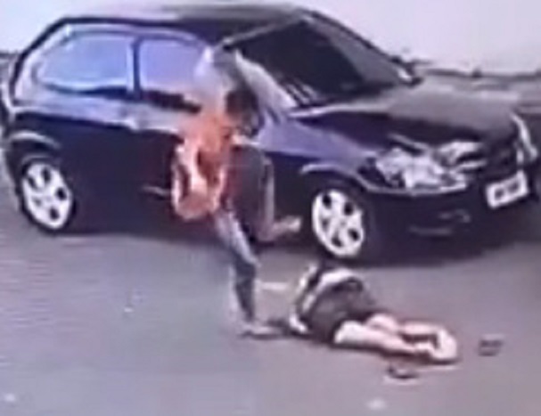 Woman Gets Stabbed and Head Stomped By Coward In Brazil