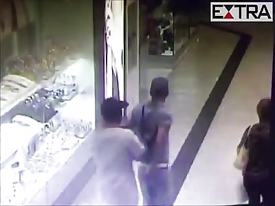 Policeman is Shot While Trying to Stop Robbery Suspects in a Mall 