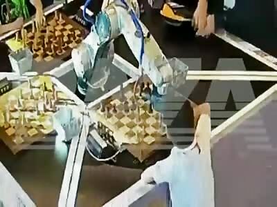 Chess Robot Broke a Kid's Finger During the Game 
