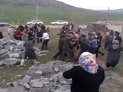 Syrian refugees in Turkey fighting each other for food 