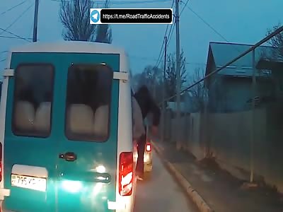 Russian arrested man try to escape from police car from the window 