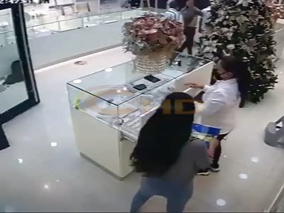 Sexy girl robbed jewelry captured by police 