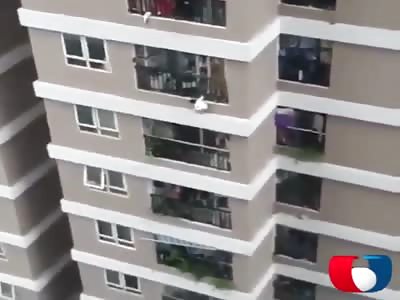 Vietnamese driver hailed as hero for catching girl who fell from balcony (additional angle).