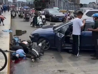 Car lost control crash into motorcyclist kill him on the spot 