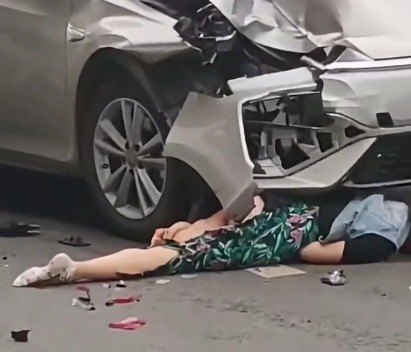 Woman crashed dead between two cars (cctv+aftermath)