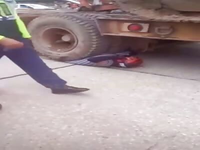 Motorcyclist crushes by truck 