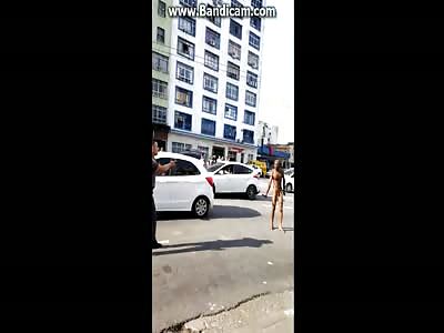 (another angle) naked black man impossible to be dominated by the fucking police of Brazil 
