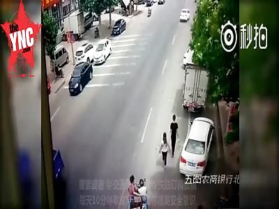 trycicle rider goes under the wheels of a Truck and dies