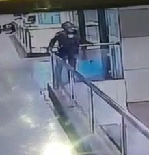 27 years old man Commits suicide from jumps 9th floor of Mall in Delhi