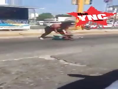 a fat Mexican Woman   beats man in the port of Veracruz