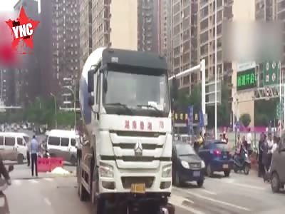 woman crushed  by a concrete mixer   in Changsha