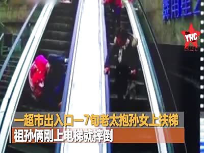 A 77 year old lady in Hangzhou took her granddaughter on the escalator and fell down it 