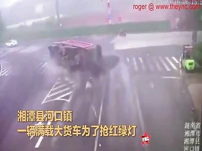 a truck crushed a man while in his car on the zebra crossing in Xiangtan City