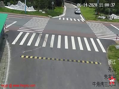 zebra crossing accident @ 0:25 secs in Zhoushan