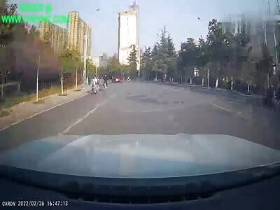 car collided with a two-wheeled electric vehicle in Henan