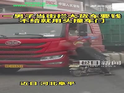 Man hits his head on a truck until someone gave him money in Hebei
