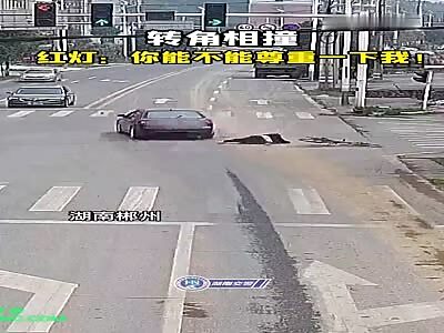 Car collided into a youth on his bicycle in Chenzhou