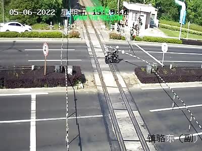 Motorcyclist gets hit hard in the neck by a barrier pole in Shenzhen