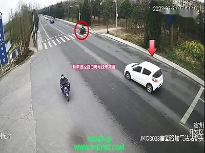 Zebra crossing Accident, man crushed by a car in Anhui